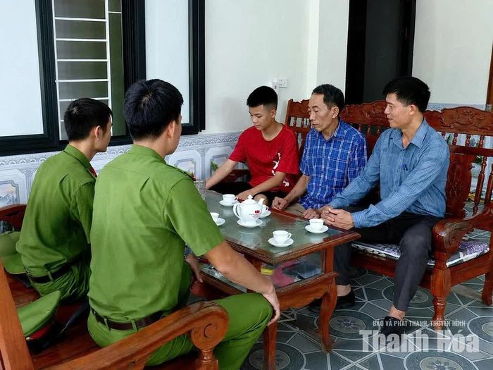 Lực lượng công an phối hợp cùng ban quản lý thôn tuyên truyền, vận động người dân tham gia công tác quản lý người sau cai nghiện.