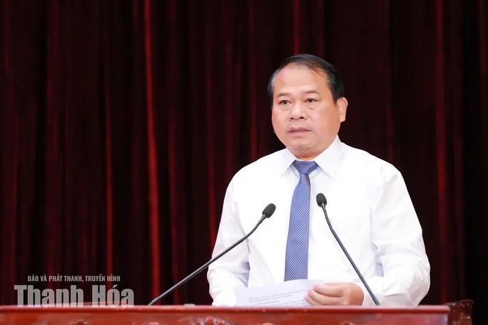 Trưởng Ban Tổ chức Tỉnh ủy Nguyễn Văn Hùng trình bày các tờ trình tại hội nghị.