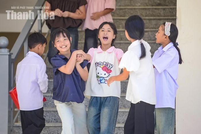 Trong những ngày đầu đến trường, nhiều học sinh không giấu được niềm vui, sự háo hức khi lần đầu được học tập tại ngôi trường mới.