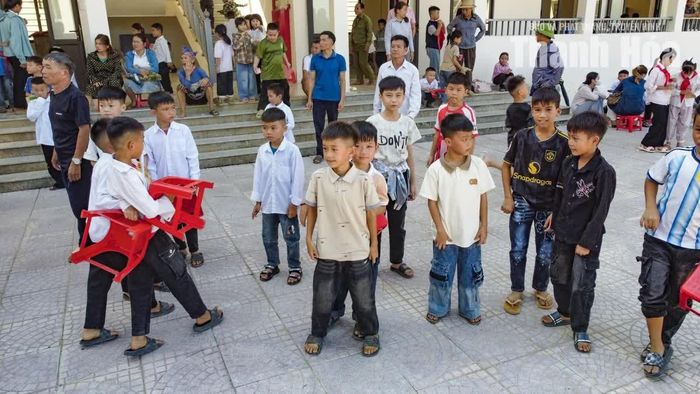 Hiện toàn trường có 712 học sinh là con em đồng bào dân tộc Thái, Mường và Kinh, trong đó dân tộc Thái chiếm khoảng 97%.