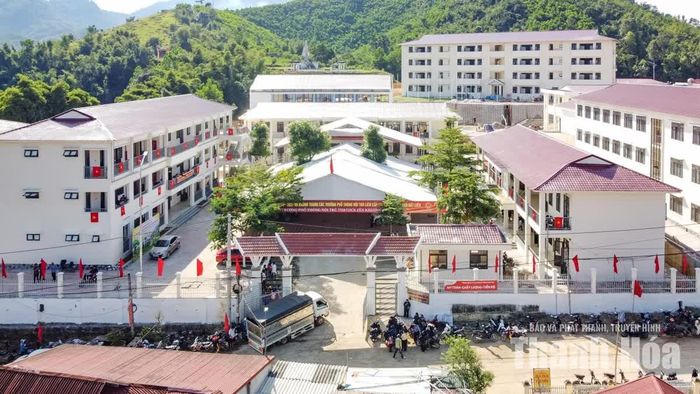 Phó Bí thư Thường trực xã Yên Khương Lê Thị Kiêu chia sẻ: “Trường Phổ thông nội trú Tiểu học và THCS Yên Khương với cơ sở vật chất khang trang, hiện đại được Đảng và Nhà nước đầu tư, mang theo kỳ vọng về một tương lai tốt đẹp hơn cho trẻ em nơi vùng biên”.