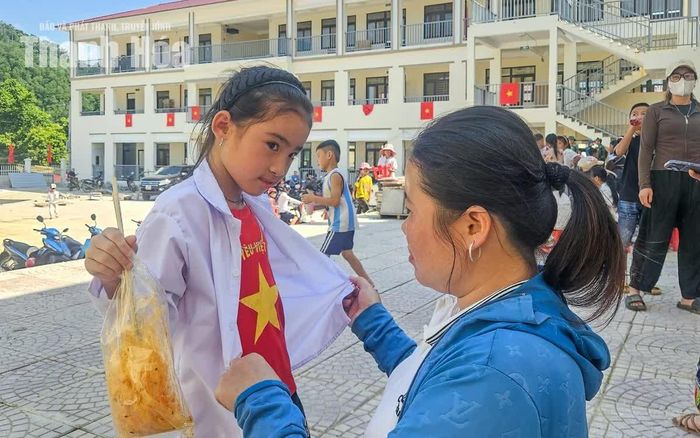 Chị Lò Thị Chuyên, ở bản Mè Giàng, xã Yên Khương không giấu được niềm vui khi hai con gái chuẩn bị bước vào năm học mới trong ngôi trường khang trang, hiện đại.