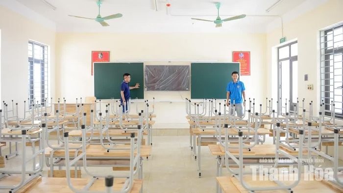 Các phòng học được trang bị đầy đủ bàn ghế, màn hình LED và tủ đựng đồ dùng học sinh.