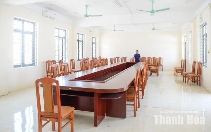 Các tòa nhà gồm nhà đa năng, phòng truyền thống, nhà quản trị hành chính cũng đã hoàn thiện. Đáng chú ý, phòng họp hội đồng nhà trường dành cho khoảng 100 cán bộ giáo viên với trang thiết bị hiện đại.