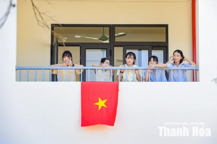 “Từ mái trường mới này, mong rằng mọi trẻ em đều có cơ hội được đến trường, được học tập trong điều kiện tốt hơn, từng bước vượt qua khó khăn, vươn lên chinh phục tri thức và chạm tới những ước mơ của mình”, bà Lê Thị Kiêu nhấn mạnh.