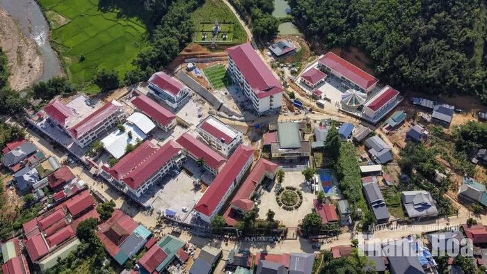 Sau gần 10 tháng thi công “3 ca, 4 kíp” nỗ lực “vượt nắng, thắng mưa”, đơn vị thi công đã hoàn thành, bàn giao Trường Phổ thông nội trú Tiểu học và THCS Yên Khương trước thềm năm học mới 2026-2027.