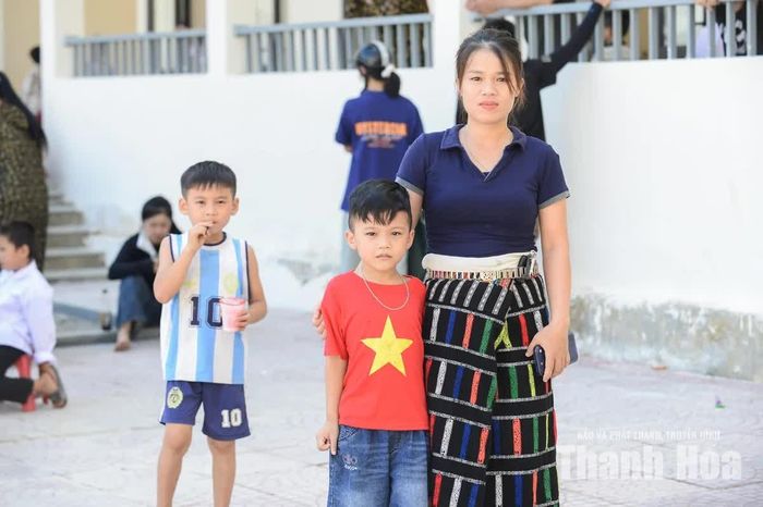 Trong niềm xúc động khi đưa con đến trường, chị Lò Thị Đoàn, ở thôn Tứ Chiềng, xã Yên Khương, chia sẻ: “Chúng tôi rất hạnh phúc khi các con được học tập trong một ngôi trường mới hiện đại. Chúng tôi đã yên tâm để lên nương đi làm”.