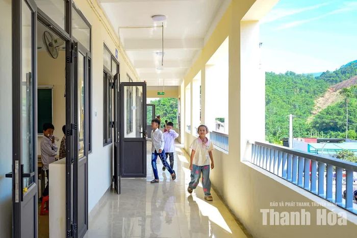 Không chỉ tạo điều kiện thuận lợi hơn cho việc dạy và học, ngôi trường mới còn được kỳ vọng trở thành nơi chắp cánh ước mơ cho trẻ em vùng biên, giúp các em có điều kiện học tập tốt hơn, tiếp cận tri thức, từng bước vượt qua khó khăn để vươn lên.