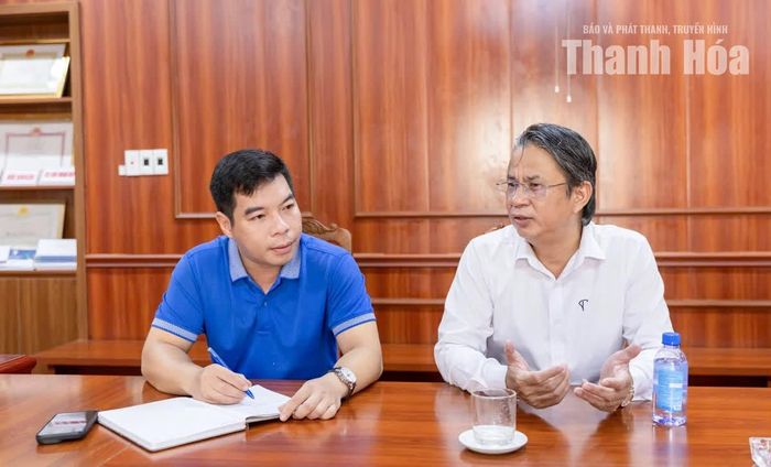 Chủ tịch CLB Bóng đá Thanh Hóa Lê Xuân Tưởng trao đổi với Phóng viên Báo và Phát thanh, truyền hình Thanh Hóa.