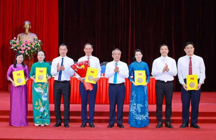 Bí thư Tỉnh ủy Lê Đức Thái và các đồng chí Phó Bí thư Tỉnh ủy trao quyết định thành lập Đảng bộ MTTQ, các đoàn thể tỉnh Thanh Hóa; tặng hoa chúc mừng đồng chí Bí thư Đảng ủy và các đồng chí Phó Bí thư Đảng ủy MTTQ, các đoàn thể tỉnh Thanh Hóa.