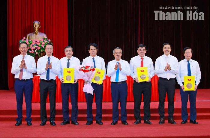 Bí thư Tỉnh ủy Lê Đức Thái và các đồng chí Phó Bí thư Tỉnh ủy trao quyết định đổi tên Ban Tuyên giáo và Dân vận Tỉnh ủy Thanh Hóa thành Ban Tuyên giáo Tỉnh ủy Thanh Hóa; tặng hoa chúc mừng đồng chí Trưởng ban và các đồng chí Phó Trưởng ban Tuyên giáo Tỉnh ủy.