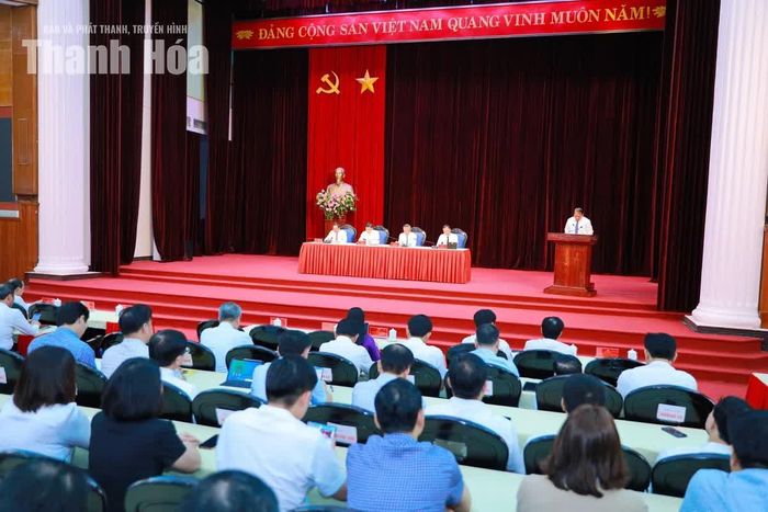 Trưởng Ban Tổ chức Tỉnh ủy Nguyễn Văn Hùng công bố các quyết định của Ban Chấp hành Đảng bộ tỉnh và Ban Thường vụ Tỉnh ủy.