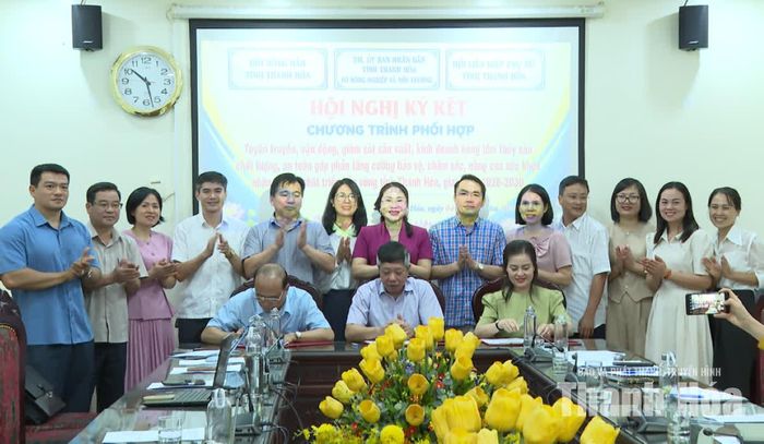 Lãnh đạo Sở NN&MT, Hội Nông dân, Hội LHPN tỉnh thực hiện nghi thức ký kết.