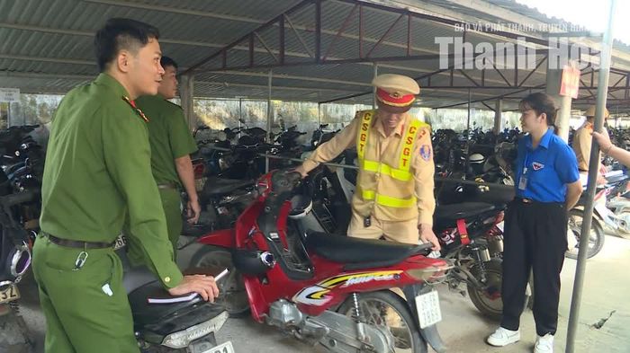 Lực lượng chức năng kiểm tra tại bãi trông giữ xe tại Trường THPT Triệu Sơn 3.