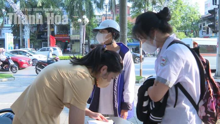 CSGT lập biên bản xử phạt học sinh vi phạm quy định không đội mũ bảo hiểm.
