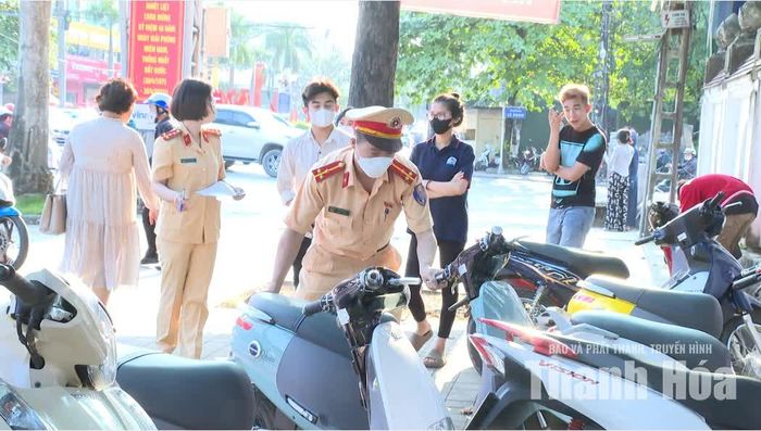 Lực lượng CSGT xử lý học sinh vi phạm trật tự ATGT tại phường Hạc Thành.