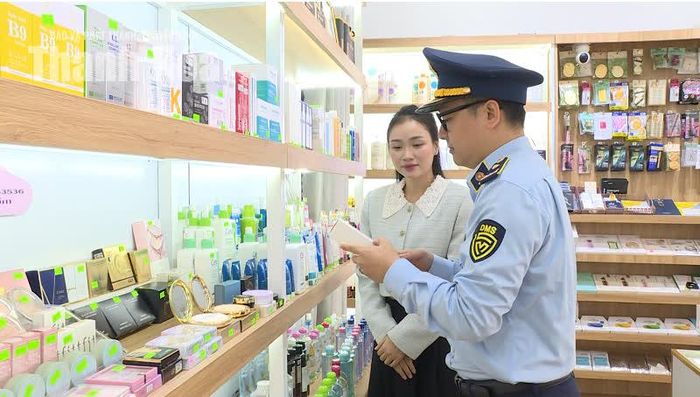 Lực lượng Quản lý thị trường tuyên truyền, hướng dẫn các hộ kinh doanh dấu hiệu cơ bản để phân biệt “hàng thật - hàng giả”