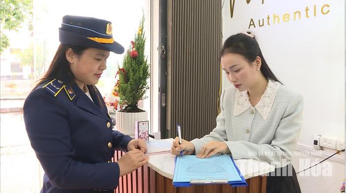 Đơn vị kinh doanh ký cam kết “không buôn bán, sản xuất, tàng trữ hàng giả, hàng không rõ nguồn gốc xuất xứ”.
