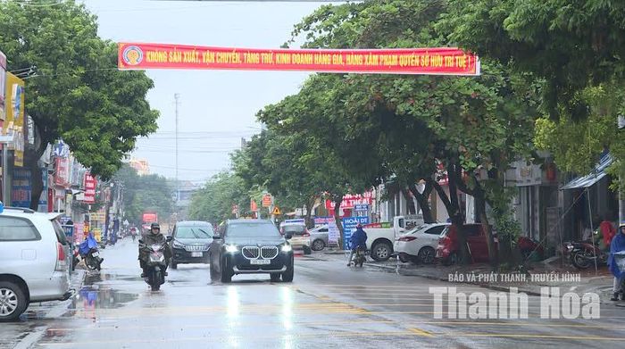 Băng rôn tuyên truyền được treo tại các trung tâm, tuyến phố kinh doanh lớn.