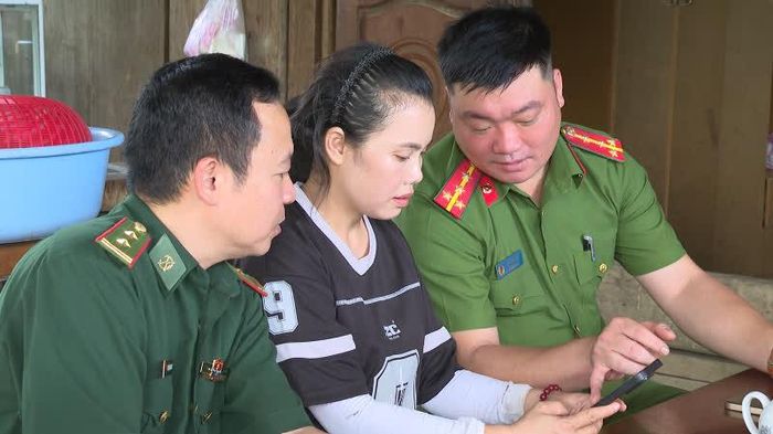 Chị Lê Thị Thức đang được cán bộ hướng dẫn tỉ mỉ các tiện ích trên điện thoại.