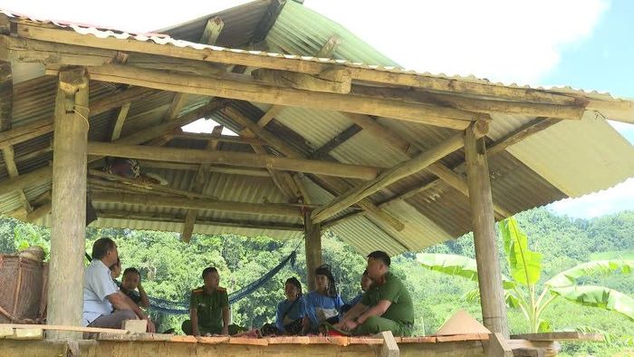 Cán bộ có mặt tại các chòi canh ngoài bìa rừng để tuyên truyền người dân cài đặt tiện ích số.