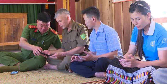 Thiếu tá Bùi Văn Tâm “cầm tay chỉ việc” hướng dẫn tiện ích số cho bà con.