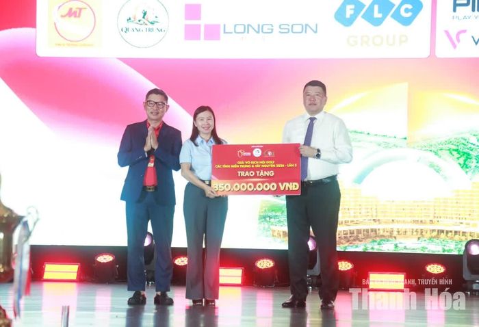Ban Tổ chức trao số tiền 350 triệu đồng ủng hộ Quỹ “Vì người nghèo” cho đại diện lãnh đạo Ủy ban MTTQ tỉnh.