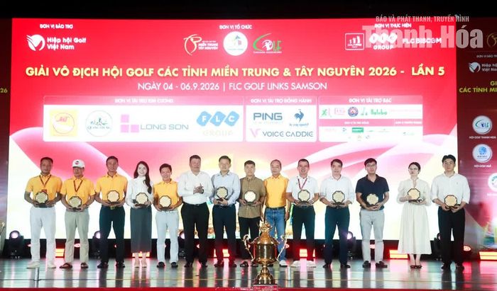 Ban Tổ chức tặng kỷ niệm chương tri ân các nhà tài trợ.