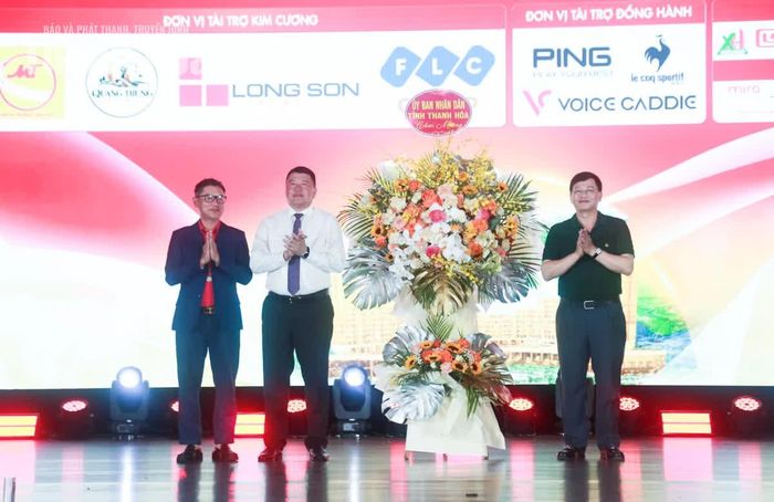 Phó Chủ tịch Thường trực UBND tỉnh Mai Xuân Liêm tặng hoa chúc mừng giải đấu.