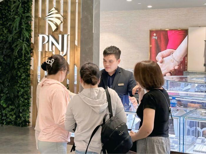 Các thành viên trong gia đình Chủ tịch HĐQT Cao Thị Ngọc Dung dự kiến bán một phần cổ phiếu PNJ để cho doanh nghiệp vay.