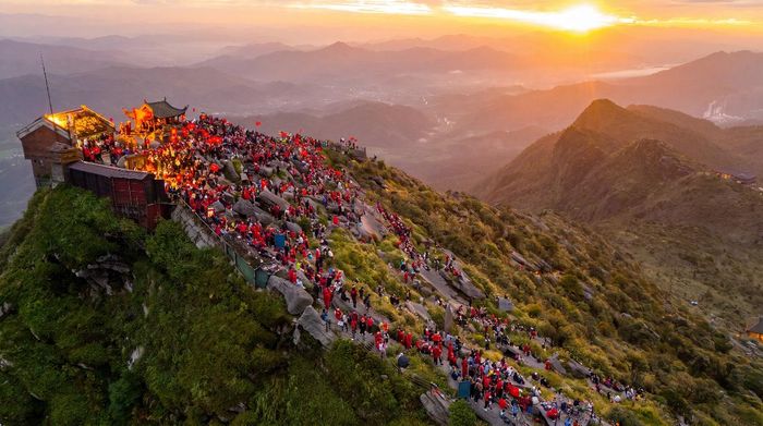 Cộng đồng những người yêu trekking cùng thực hiện hành trình “Rạng rỡ Việt Nam” dịp Quốc khánh 2/9 vừa qua. Ảnh: Yên Tử Destination