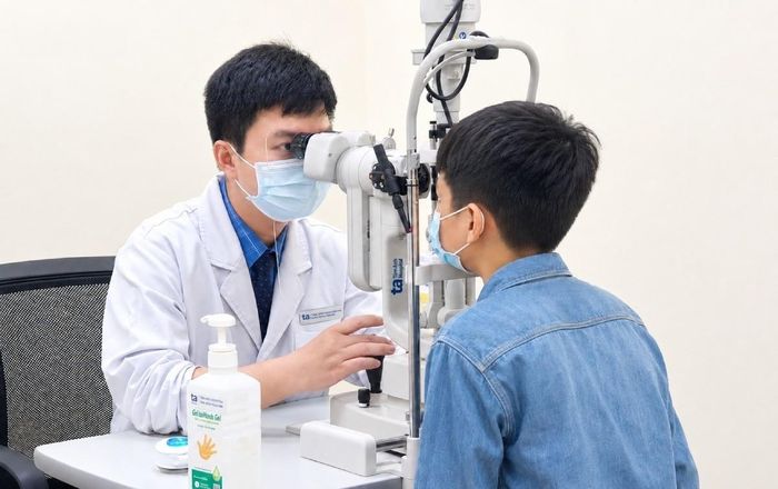 Bệnh nhi không đeo kính, không phát hiện bản thân có tật khúc xạ trước đó. Ảnh: Bệnh viện Đa khoa Tâm Anh