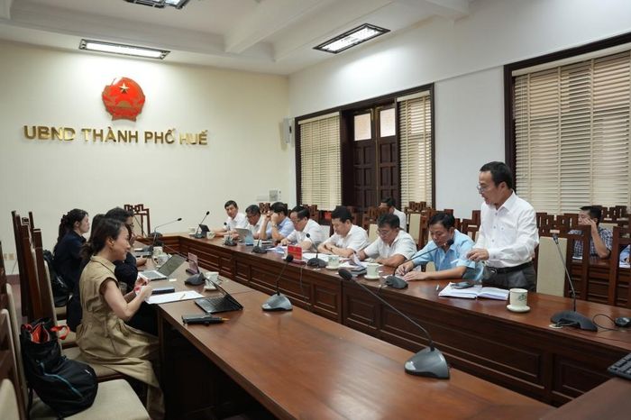 Toàn cảnh buổi làm việc. Ảnh: UBND TP Huế.