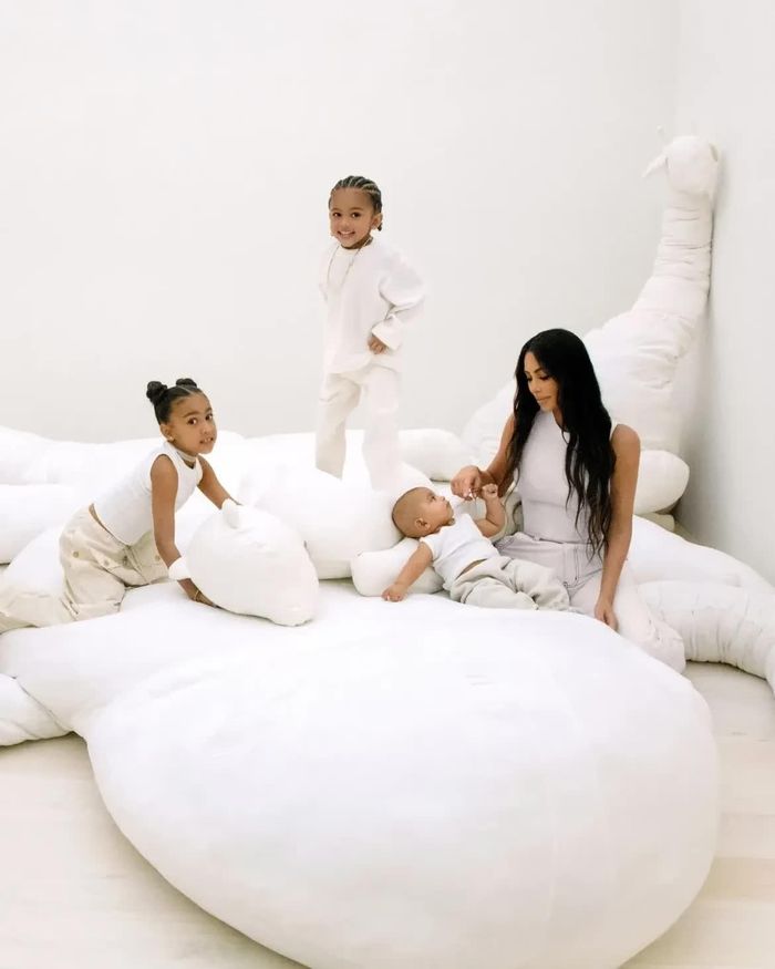 Kim Kardashian và các con trong biệt thự. Ảnh: Highend Properties