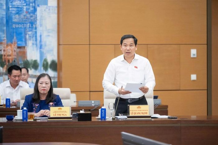 Tổng Thư ký Quốc hội, Chủ nhiệm Văn phòng Quốc hội Lê Quang Mạnh trình bày dự thảo báo cáo tổng kết Kỳ họp không thường lệ thứ Nhất, Quốc hội Khóa XVI. Ảnh: Cổng thông tin điện tử Quốc hội.