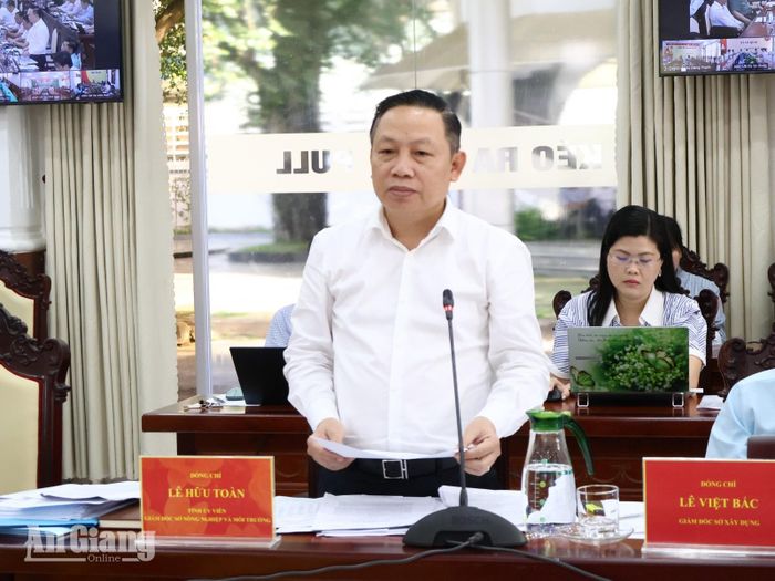 Giám đốc Sở Nông nghiệp và Môi trường Lê Hữu Toàn phát biểu về kết quả thực hiện tăng trưởng ngành nông nghiệp và môi trường năm 2026.