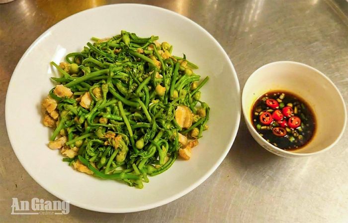 Bông bí, đọt bí Vàm Răng xào thịt thơm ngon.