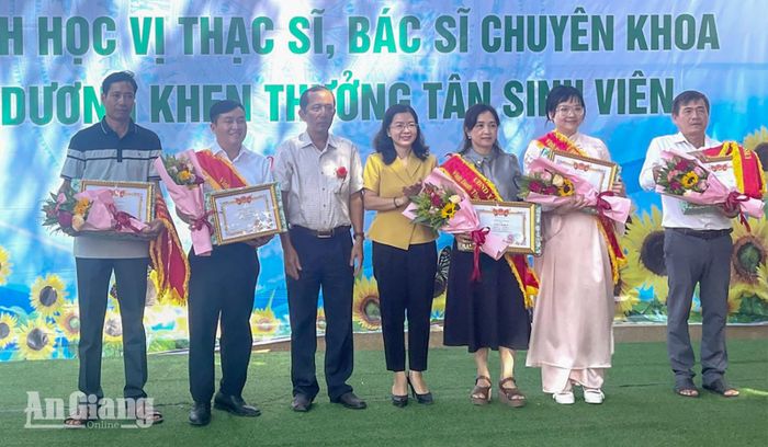 Lãnh đạo xã vinh danh thạc sĩ, bác sĩ chuyên khoa 1.