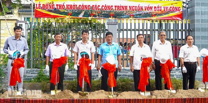 Đại biểu thực hiện nghi thức động thổ khởi công xây dựng các công trình sử dụng nguồn vốn đầu tư công năm 2026. Ảnh: VĂN CẢI