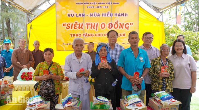 Trao quà cho hộ nghèo, cận nghèo và hộ có hoàn cảnh khó khăn.