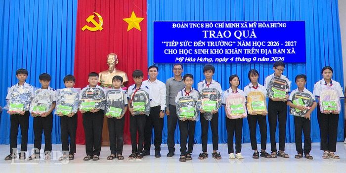 Trao học phẩm cho học sinh có hoàn cảnh khó khăn.