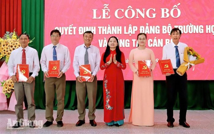 Trao quyết định và tặng hoa chúc mừng các Đảng bộ trường học mới thành lập.