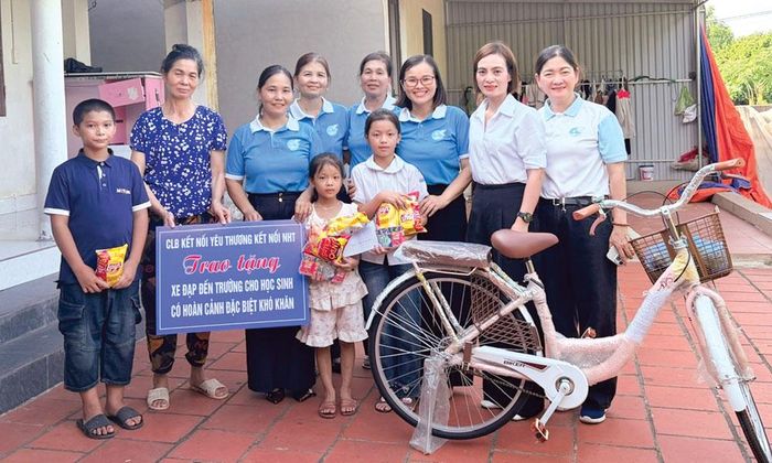 Hội Liên hiệp Phụ nữ xã Tân Yên cùng các nhà hảo tâm tặng quà học sinh khó khăn trước thềm năm học mới.