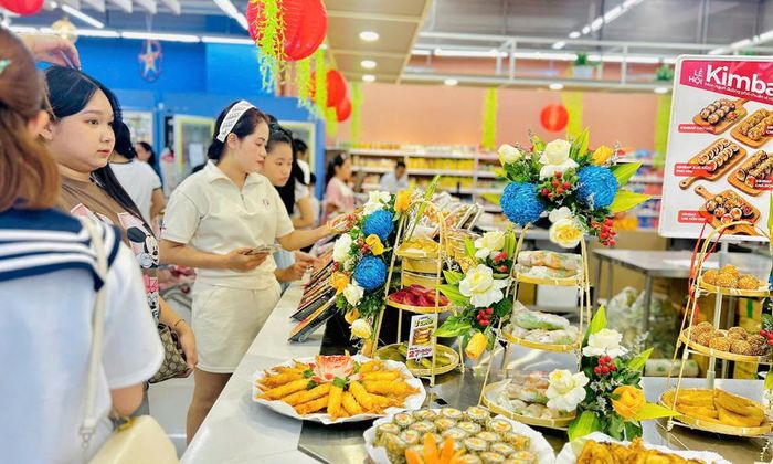  Người dân đến mua sắm tại Siêu thị Winmart Bắc Ninh dịp Quốc khánh 2/9/2026. 