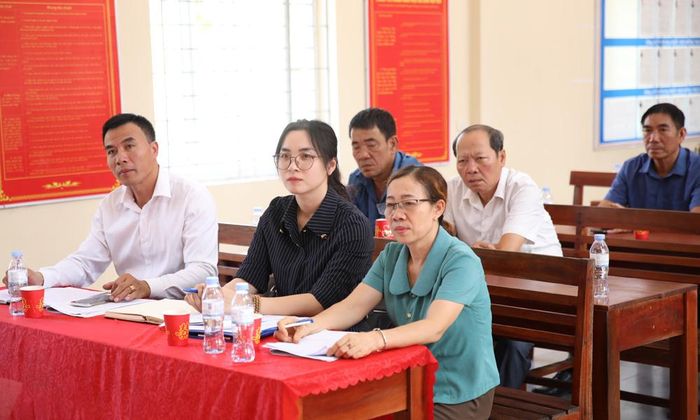  Các đại biểu dự sinh hoạt Chi bộ.  