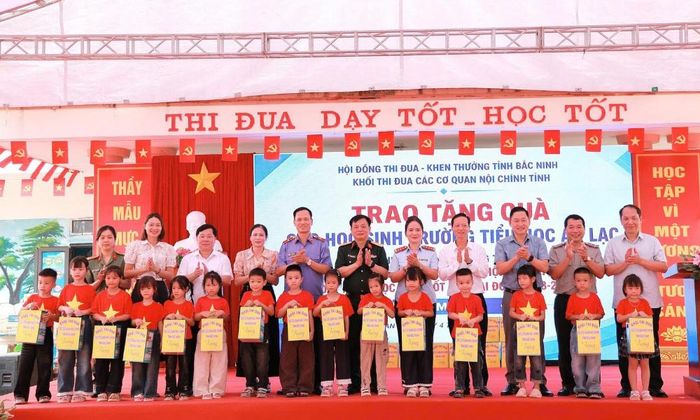  Các đại biểu Khối thi đua tặng đèn học cho học sinh nhà trường. 