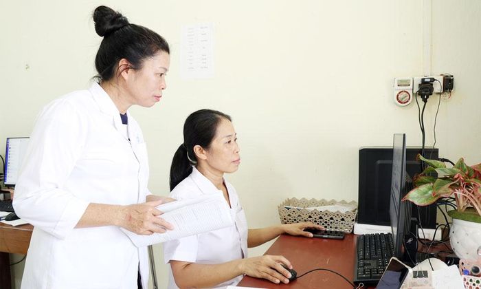 Nhân viên Trạm Y tế Tuấn Đạo cập nhật hồ sơ người bệnh lên bệnh án điện tử.