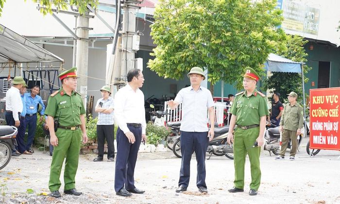 Lãnh đạo phường Bắc Giang tuyên truyền, vận động tại buổi cưỡng chế.
