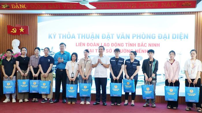  Các đồng chí: Nguyễn Việt Oanh, Thạch Văn Chung tặng quà cho đoàn viên, công nhân lao động hoàn cảnh khó khăn. 
