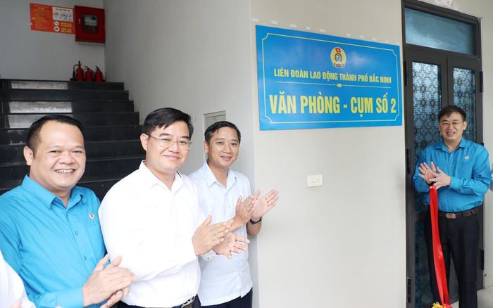  Đồng chí Nguyễn Việt Oanh và các đại biểu thực hiện nghi thức ra mắt văn phòng. 